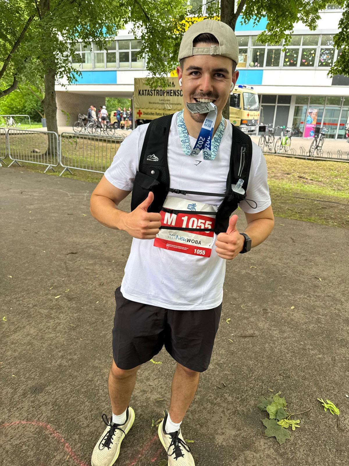 Maxi mit Medaille nach dem Marathon-Zieleinlauf