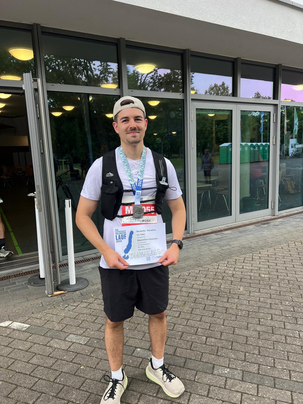 Maxi mit Finisher-Urkunde und Medaille nach dem Marathon
