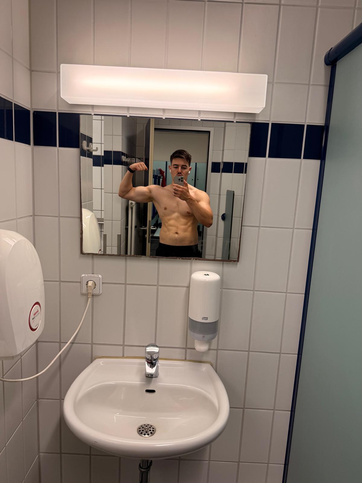 Maxi zeigt den Trainingsfortschritt im Spiegel